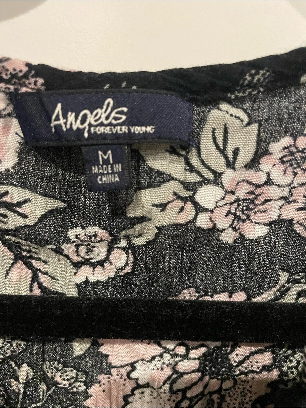 Angels Floral Blouse in Black & Pink Size Medium - Picture 3 of 7